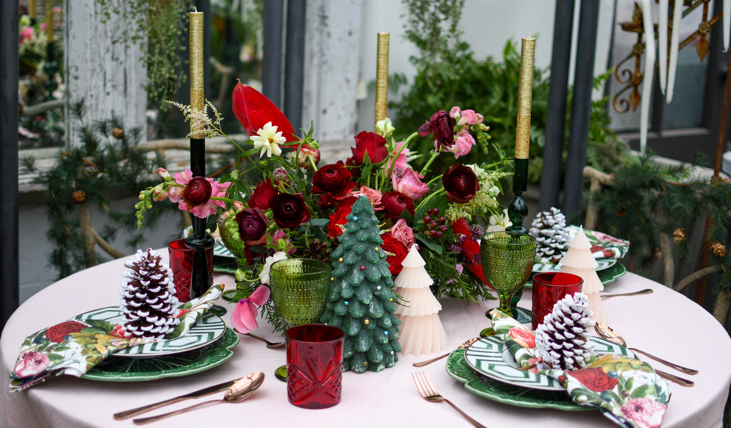 How To Create A Merry & Bright Holiday Tabletop Design