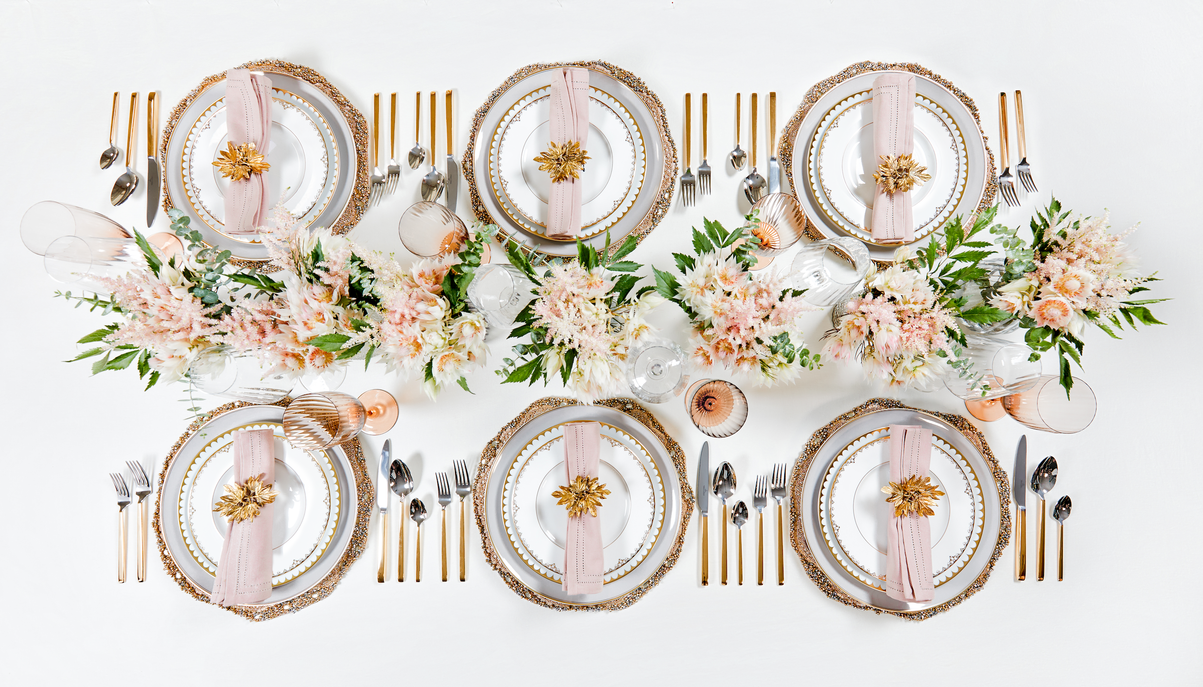 7 Dazzling Ways to Set Your 2022 Holiday Tabletop