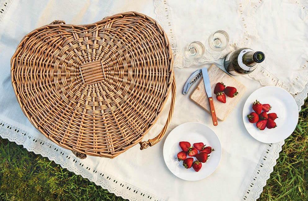 How To Plan The Perfect Summer Picnic (And Win $1,400+ In Luxe Prizes)